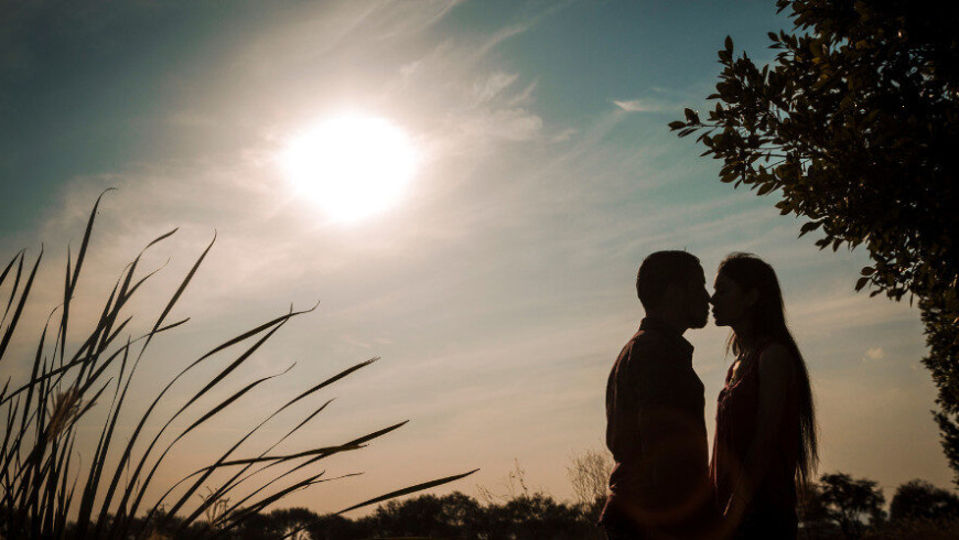 How to Navigate Festive Romance