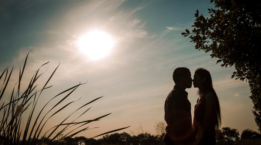 How to Navigate Festive Romance